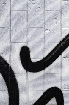 un fragmento de un patrón de graffiti, aplicado a una pared de azulejos fríos, que está cubierta con un fino condensado. el concepto de arte callejero en un clima inapropiado foto