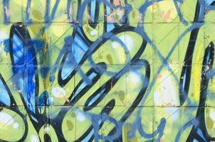 Fragmento de pinturas de graffiti de arte callejero de colores con contornos y sombreado de cerca foto