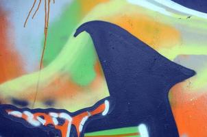 arte callejero. imagen de fondo abstracta de un fragmento de una pintura de graffiti coloreada en tonos verde caqui y naranja foto