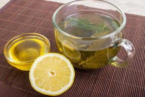 té de hierbas con miel y limón el fondo de madera foto