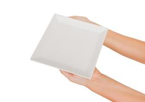 placa mate cuadrada blanca en blanco en mano femenina. vista en perspectiva, aislada sobre fondo blanco foto