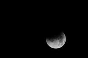 vista de la luna sobre fondo negro foto