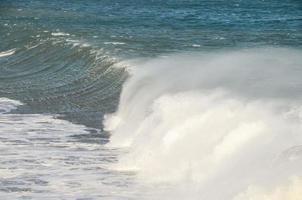 enorme vista de primer plano de las olas del mar foto