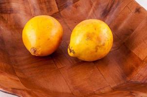 fruta de guayaba aislada foto