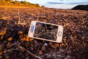 teléfono roto en el suelo foto