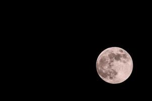 vista de la luna sobre fondo negro foto