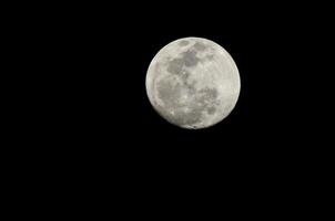 vista de la luna sobre fondo negro foto