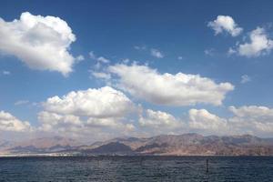 jordania en el lado opuesto del mar rojo. foto