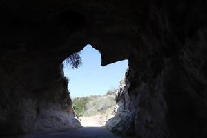 cueva en los acantilados de tiza en el sur de israel. foto