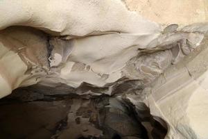 cueva en los acantilados de tiza en el sur de israel. foto