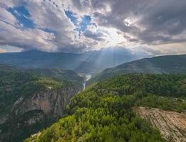 filtrado perfecto de los rayos del sol a través de las nubes foto