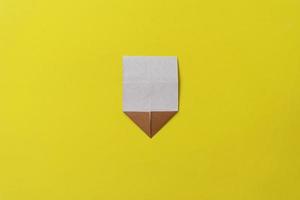 instrucciones fotográficas paso a paso sobre cómo hacer un pequeño helado de origami. bricolaje simple con el concepto de niños para niños. collage de la foto de los pasos.