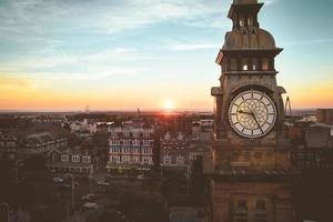 Southport, Inglaterra, Reino Unido - 27 de mayo de 2018 - edificios de tejados con fondo de puesta de sol en la famosa ciudad costera de Southport foto