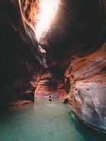 turista en el desfiladero de wadi mujib en jordania que entra en el mar muerto a 410 metros bajo el nivel del mar. la reserva mujib de wadi mujib es la reserva natural más baja del mundo foto