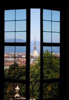 turín - italia - horizonte urbano con edificio mole antonelliana, cielo azul y montañas de los alpes. foto