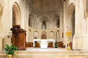 ventimiglia - italia - interior de la catedral católica románica con altar foto