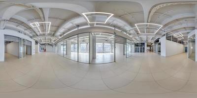 panorama completo esférico hdri 360 en el interior de una habitación blanca vacía con reparación para oficina o tienda con ventanas panorámicas en proyección equirectangular foto