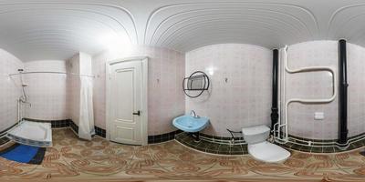 Panorama de 360 sin costuras en el interior del baño de un hotel barato, piso o apartamentos con inodoro, lavabo y ducha en proyección equirectangular con cenit y nadir. contenido vr ar foto