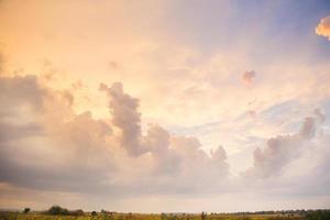 muy hermoso cielo de puesta de sol naranja con nubes foto