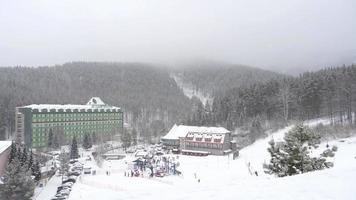 belokurikha, federação russa, 10 de março de 2018 - famoso resort de inverno russo belokurikha, tempo nevado, câmera lenta video