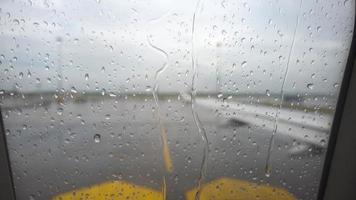 vista do avião no avental pela janela com gotas de chuva video