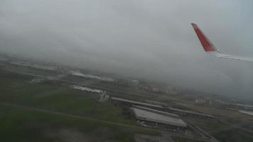 vista desde el avión en el aeropuerto a través de la ventana con gotas de lluvia y arroyos video