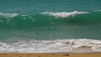 turkoois golven gerold Aan de strand zand, mai khao strand, phuket video