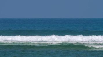 blå hav med vit vågor på klar dag. marin bakgrund. dålig stormig väder i öppen azurblå hav. video