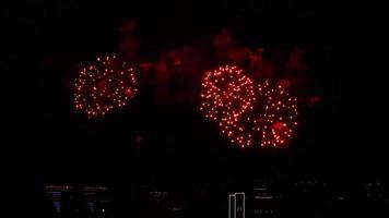 feestelijk vuurwerk in de nacht stad. kleurrijk vuurwerk in de lucht video