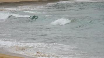 playa de arena tropical y olas. concepto de turismo y viajes video