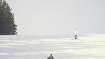 belokurikha, federação russa 25 de fevereiro de 2017 - os turistas relaxam na estância de esqui das montanhas belokurikha, câmera lenta. video
