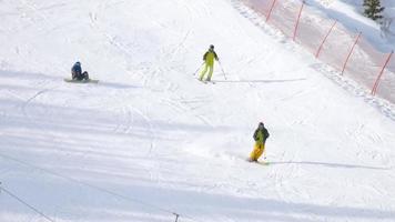 belokurikha, federação russa, 9 de março de 2018 - esquiadores amadores em declive, câmera lenta video