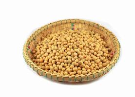 Semillas de soja o granos de soja en una cesta de bambú aislada de fondo blanco foto