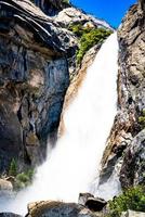 larga exposición de la cascada de yosemite foto