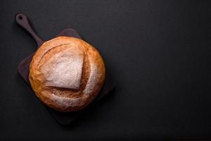 hermoso y delicioso pan blanco de forma redonda recién horneado foto