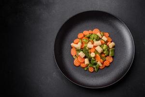 una mezcla de verduras zanahorias, cabezas pequeñas de maíz, frijoles espárragos al vapor foto