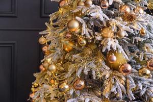 hermoso árbol de navidad con guirnaldas, pelotas y juguetes