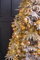hermoso árbol de navidad con guirnaldas, pelotas y juguetes