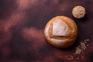 hermoso y delicioso pan blanco de forma redonda recién horneado foto