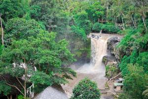 la vista de una famosa cascada en bali es muy hermosa, el nombre de la cascada es cascada tegenungan, que se encuentra en gianyar bali foto