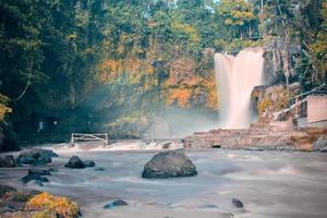 la vista de una famosa cascada en bali es muy hermosa, el nombre de la cascada es cascada tegenungan, que se encuentra en gianyar bali foto