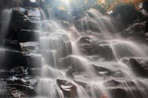 Photo a very beautiful waterfall that is still natural in a rural area.