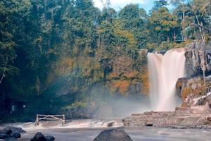 la vista de una famosa cascada en bali es muy hermosa, el nombre de la cascada es cascada tegenungan, que se encuentra en gianyar bali foto