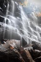 Photo a very beautiful waterfall that is still natural in a rural area.