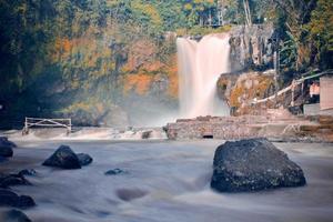 la vista de una famosa cascada en bali es muy hermosa, el nombre de la cascada es cascada tegenungan, que se encuentra en gianyar bali foto