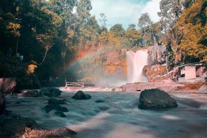 la vista de una famosa cascada en bali es muy hermosa, el nombre de la cascada es cascada tegenungan, que se encuentra en gianyar bali foto