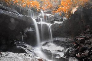 foto una cascada muy hermosa que todavía es natural en una zona rural.