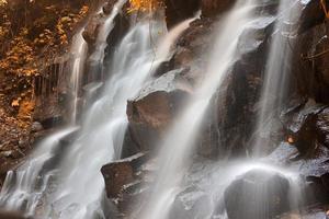 foto una cascada muy hermosa que todavía es natural en una zona rural.