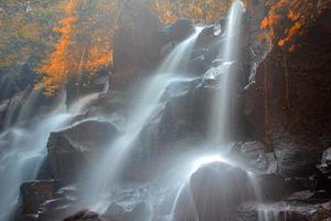 Photo a very beautiful waterfall that is still natural in a rural area.