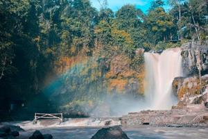 la vista de una famosa cascada en bali es muy hermosa, el nombre de la cascada es cascada tegenungan, que se encuentra en gianyar bali foto